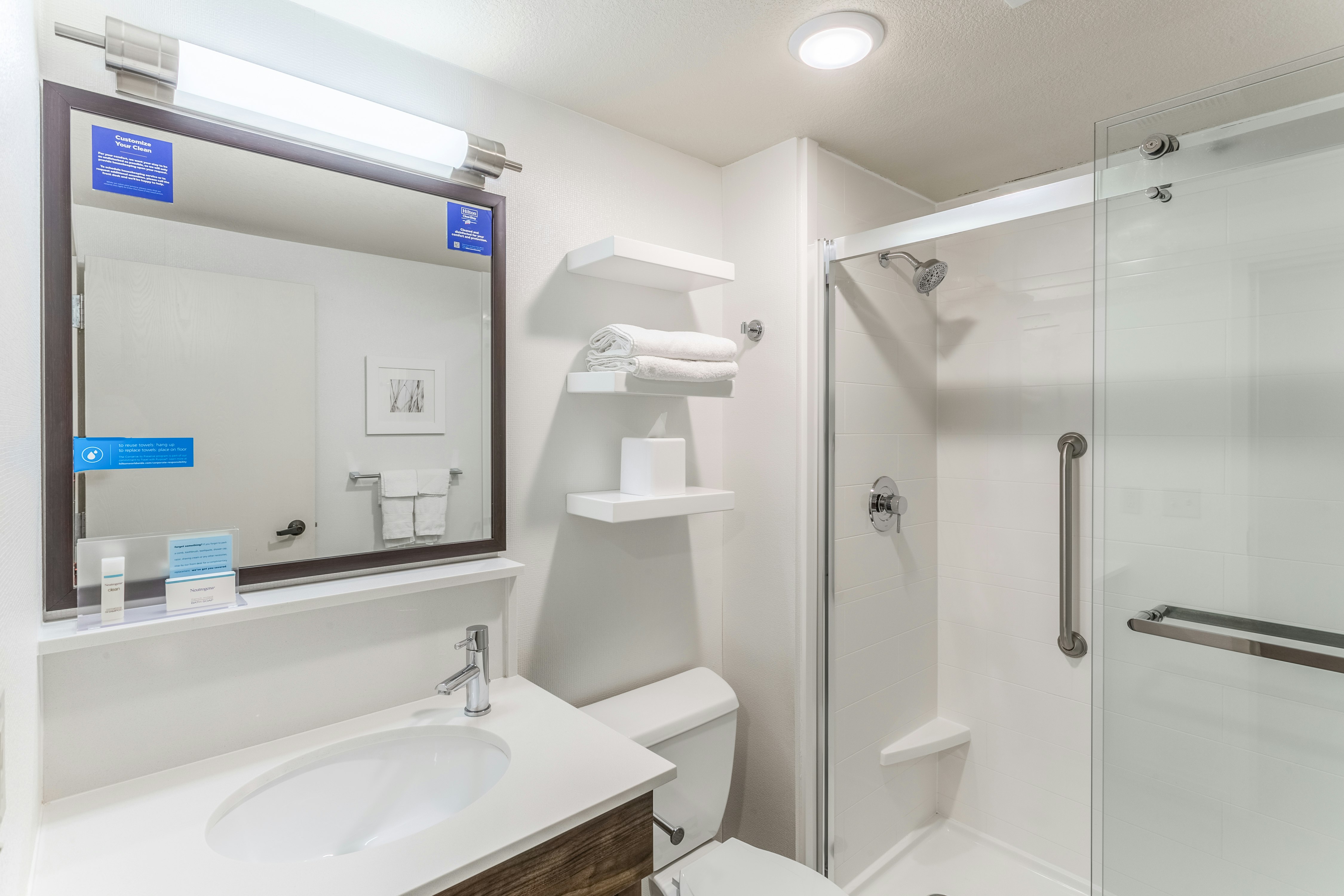 Study, King Bed, Sofa، Hampton Inn Eau Claire 3/3