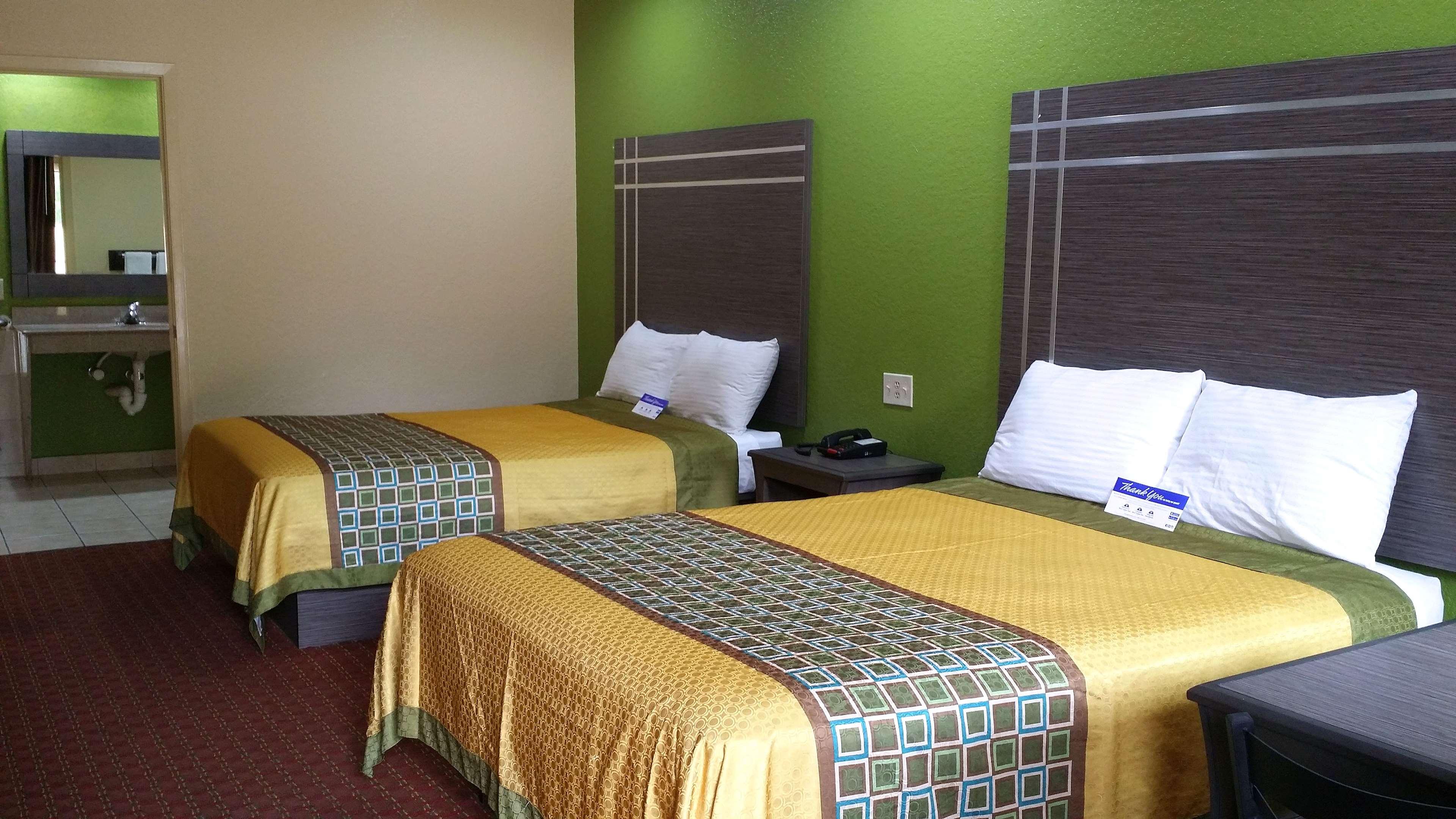 room, 2 queen beds, smoking