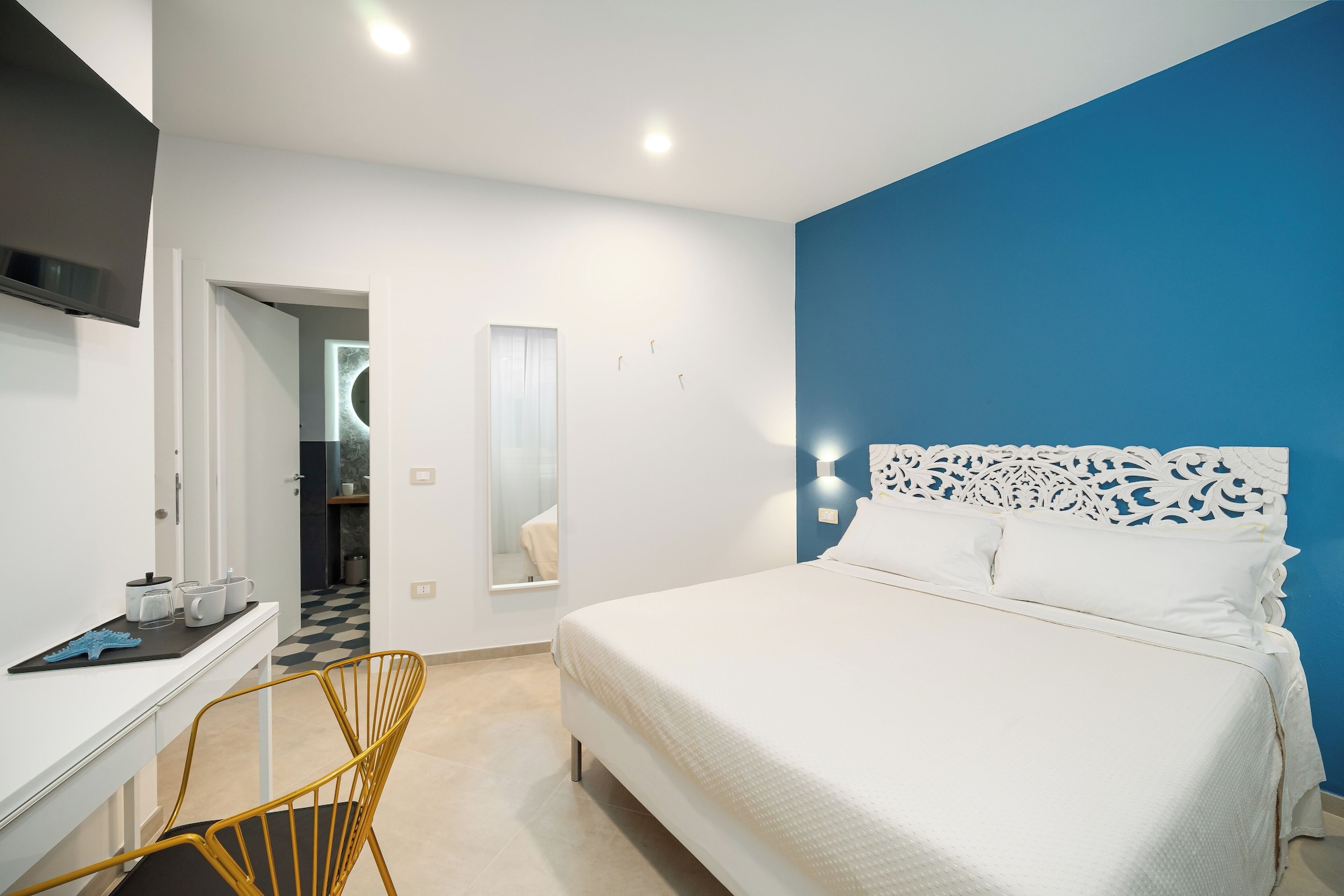 DELUXE, QUEEN BED, CITY VIEW, PRIVATE BATHROOM