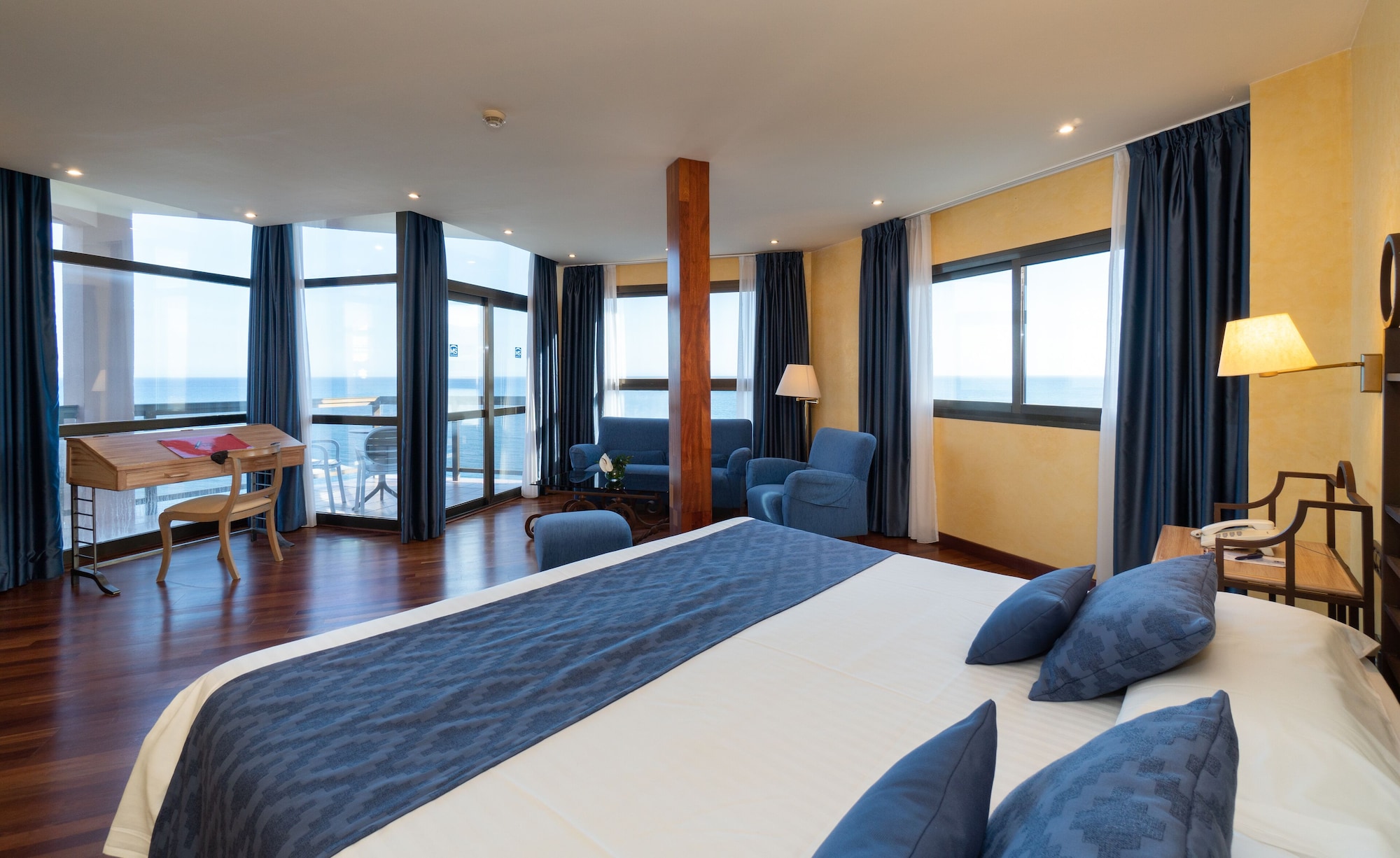 LUXURY, SUITE
