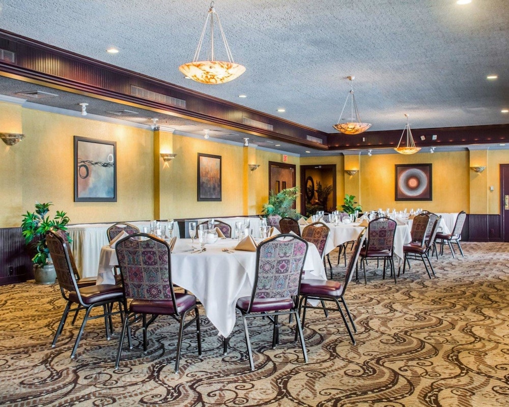 Clarion Hotel & Suites Riverfront Oswego 27/35