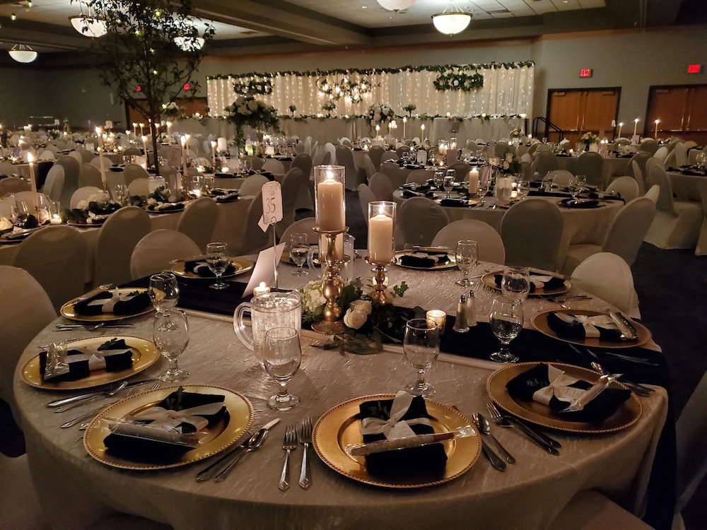 Crossroads Hotel Huron Event Center 33/50