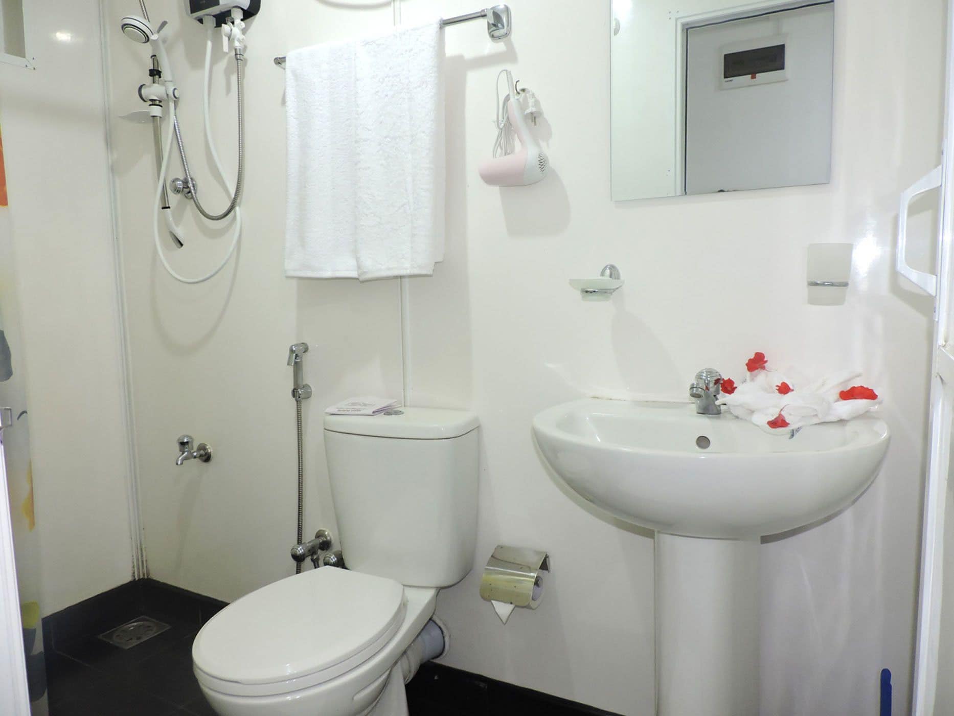 STANDARD, QUADRUPLE, 2 DOUBLE BEDS, GARDEN VIEW, PRIVATE BATHROOM