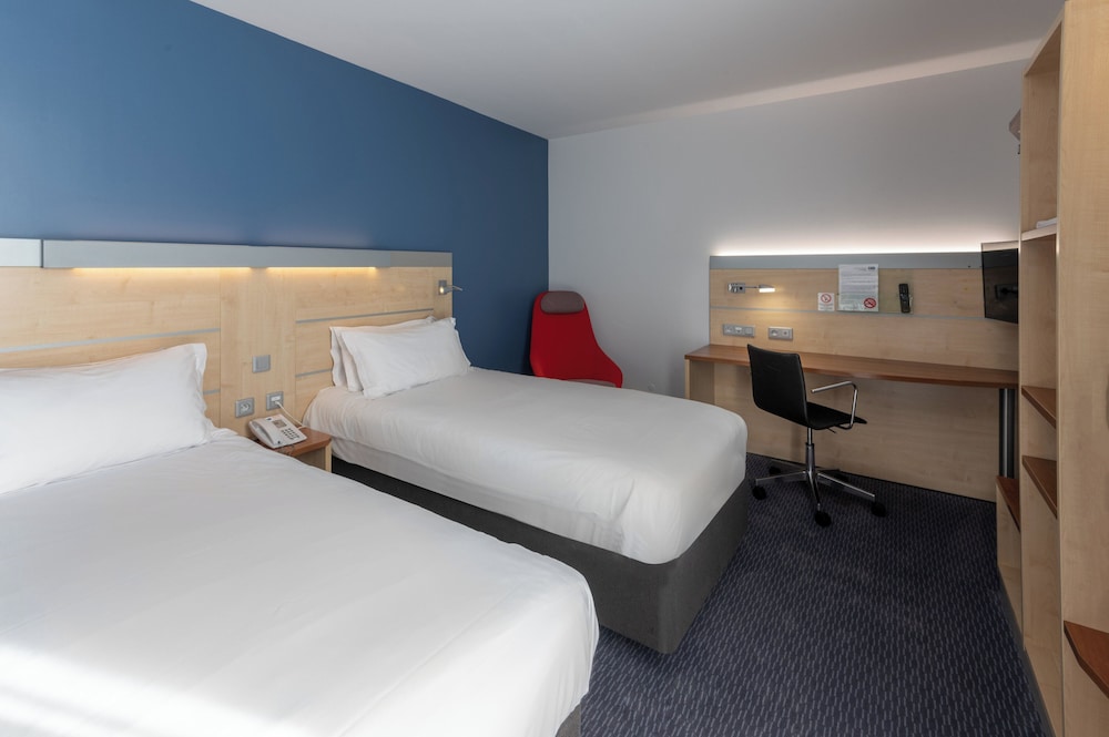 HOLIDAY INN EXPRESS SAINT NAZAIRE 18/76