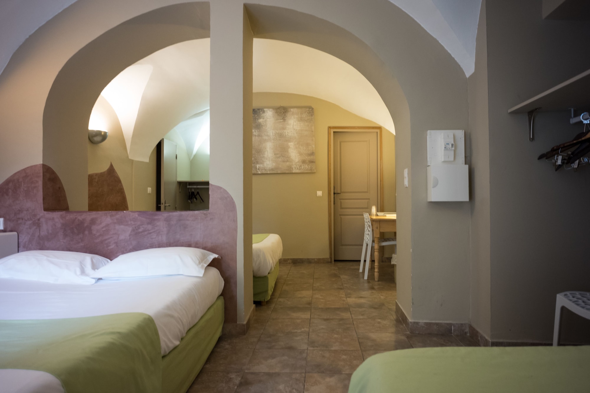 Room, Quintuple, 1 Single and 2 Double Beds، Sud 4/7