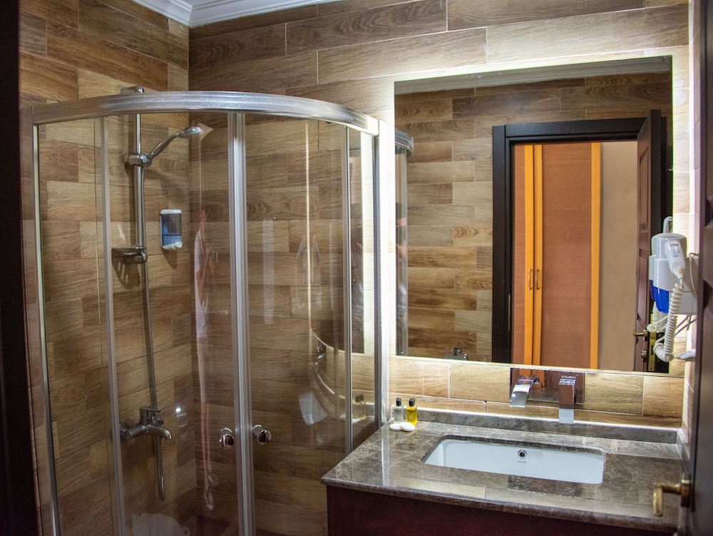 Manaspark Deluxe Hotel 50/50