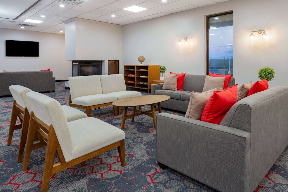 Ramada by Wyndham Hartford North / Bradley Airport 18/48