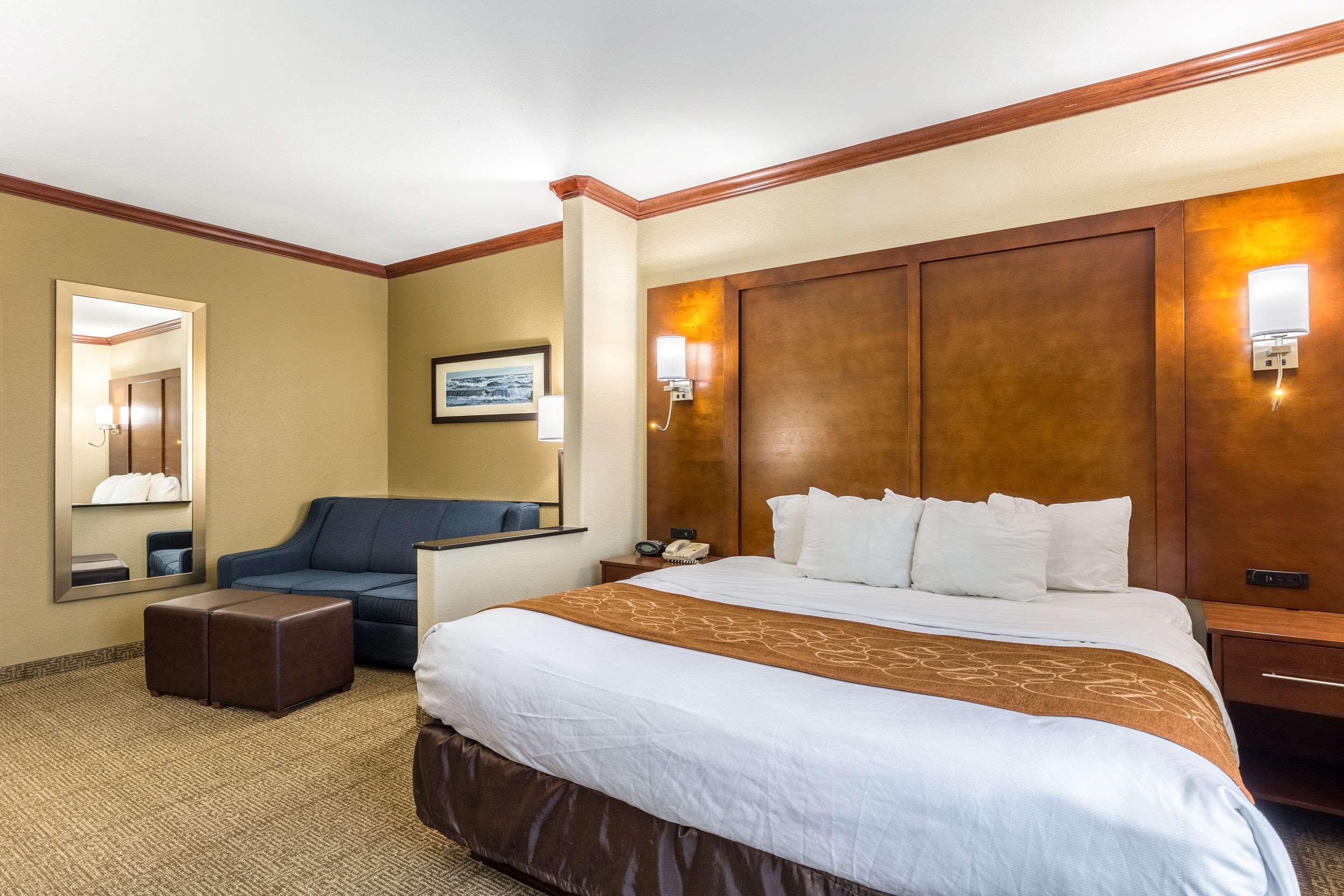 SUITE, KING BED, ACCESSIBLE