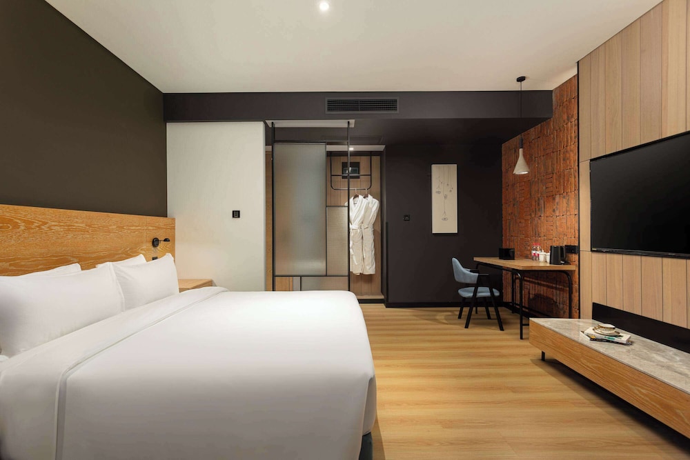 Deluxe, King Bed