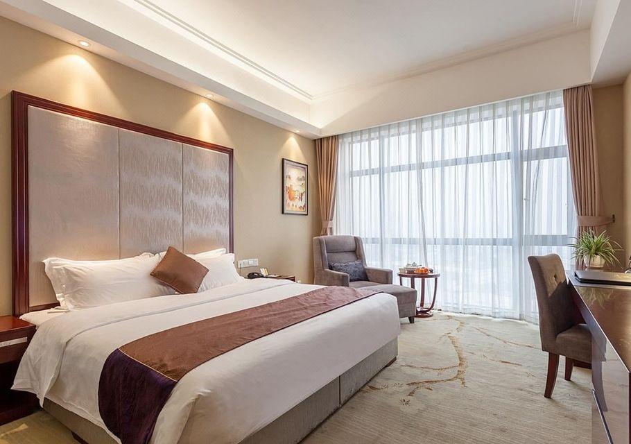 Cozy, Queen Bed