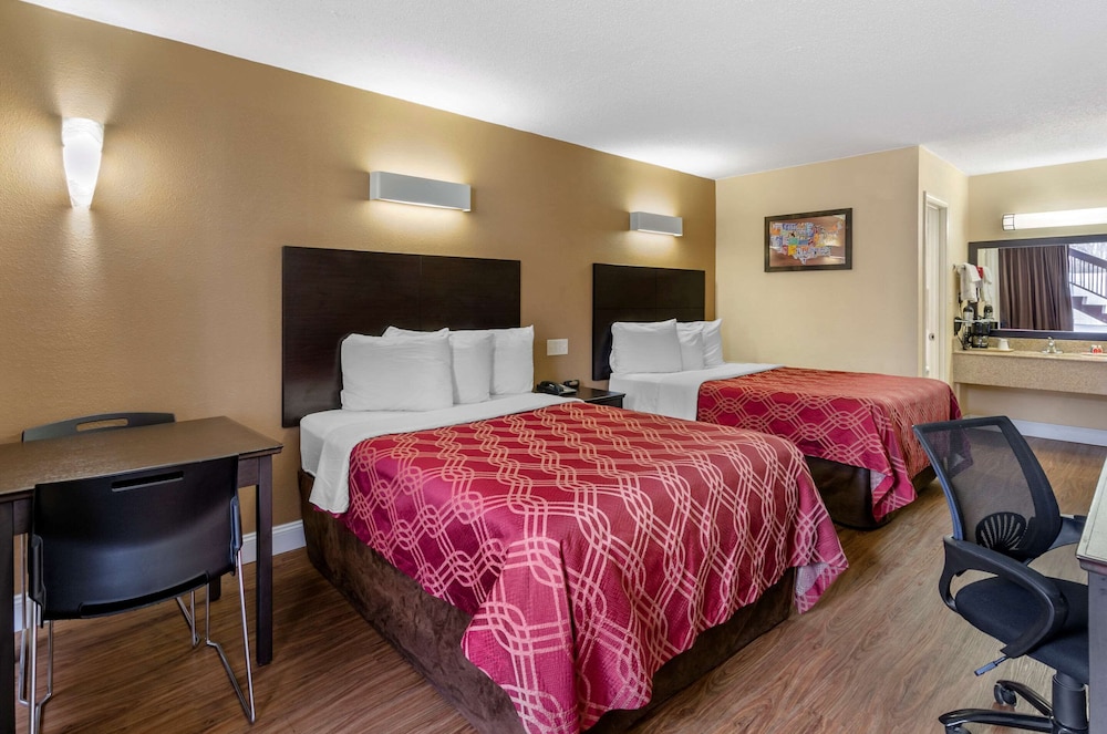 Econo Lodge Roanoke Civic Center 18/30