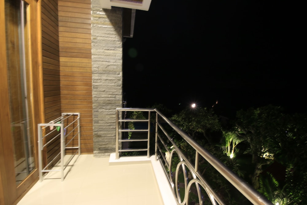 Green Beach Inn 4/22