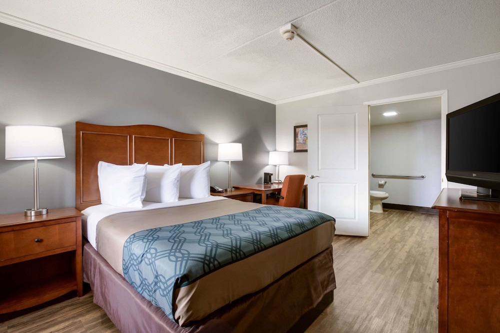 Travelodge by Wyndham Canton/Livonia Area, MI 12/38