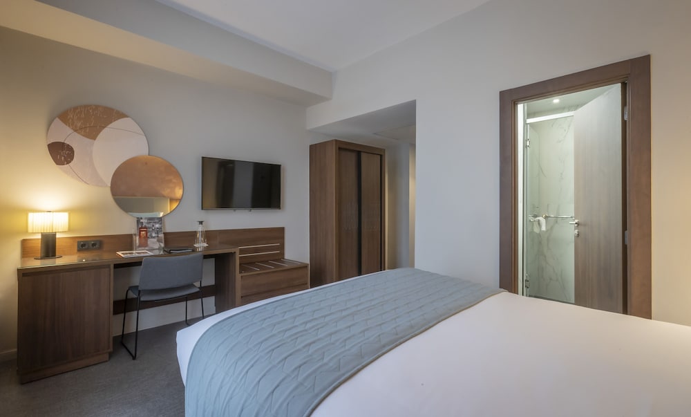 DELUXE, QUEEN BED