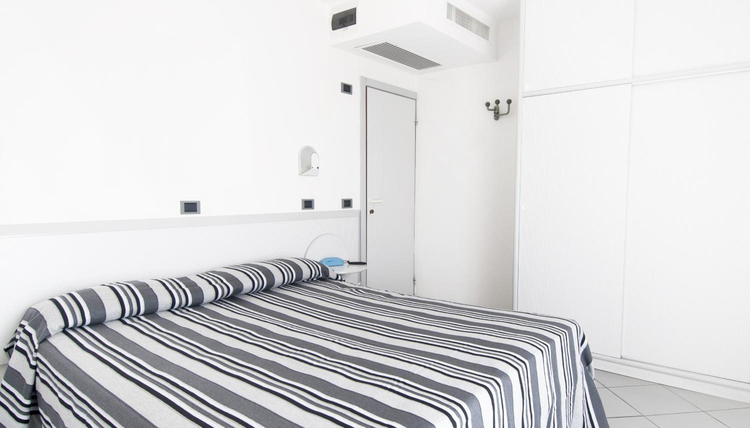 غرفة قياسية ثلاثية