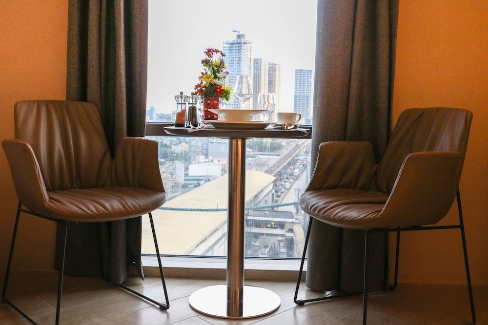 Red Hotel Cubao 46/64