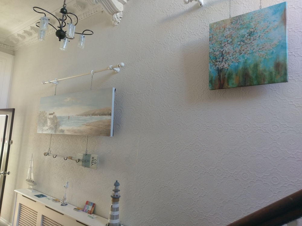 Gallery Guesthouse 24/24