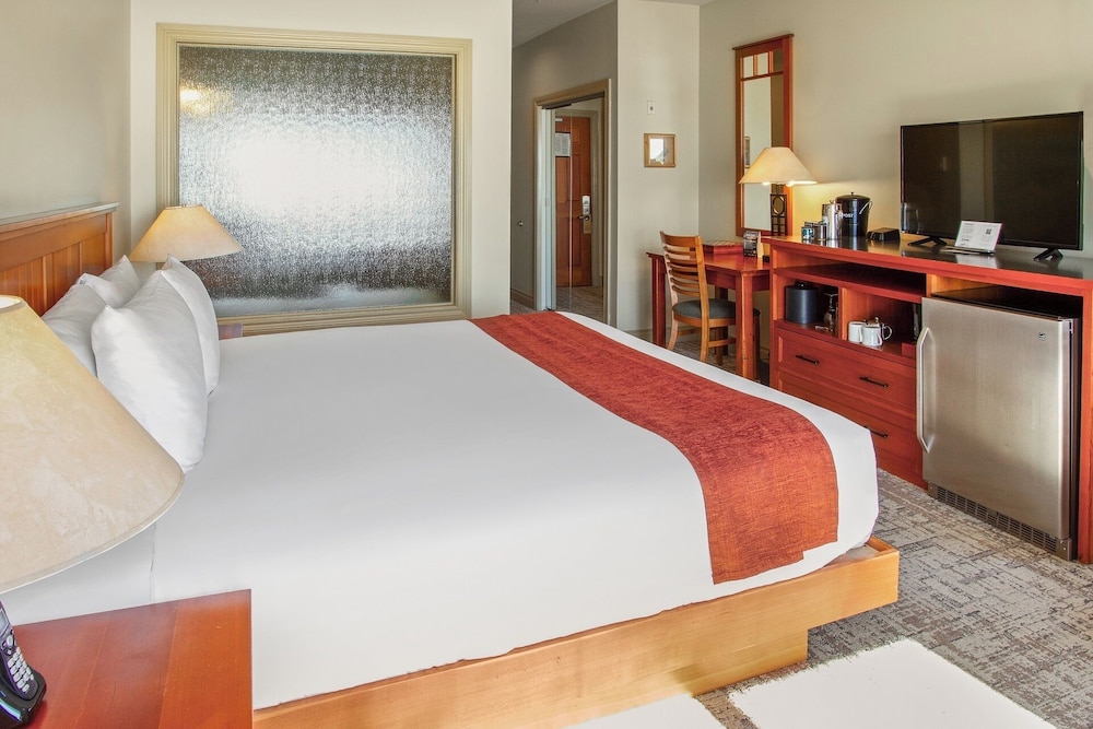 Long Beach Lodge Resort 16/72