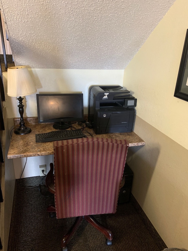 Super 8 by Wyndham Newburgh/West Point Near Stewart Airport 23/25