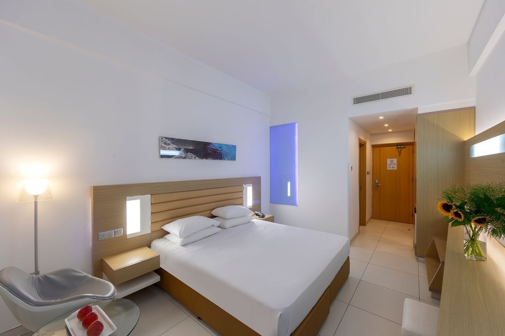 Vrissaki Beach Hotel 13/50