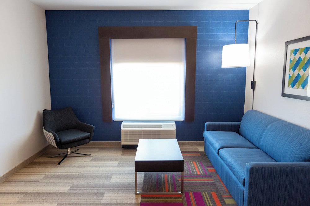 Holiday Inn Express And Suites Kingfisher 22/28