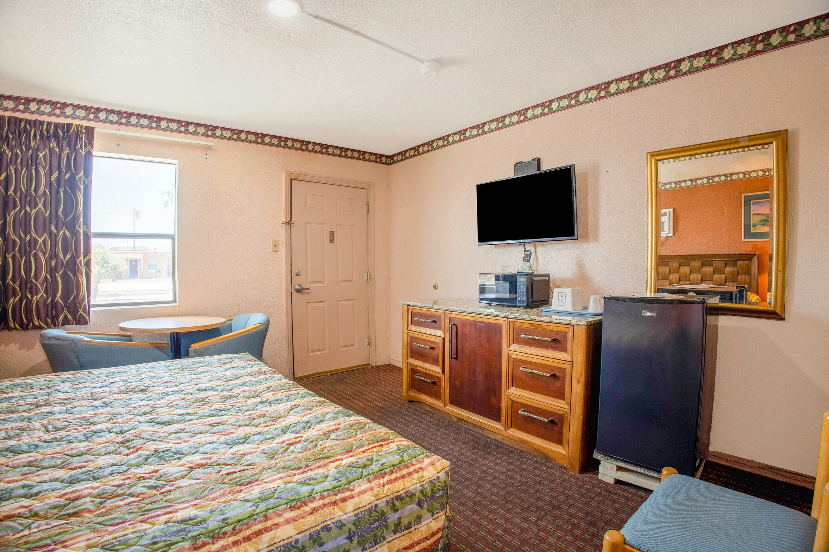 King Bed Non-Smoking, Sands Motel By OYO El Paso near Airport 4/6