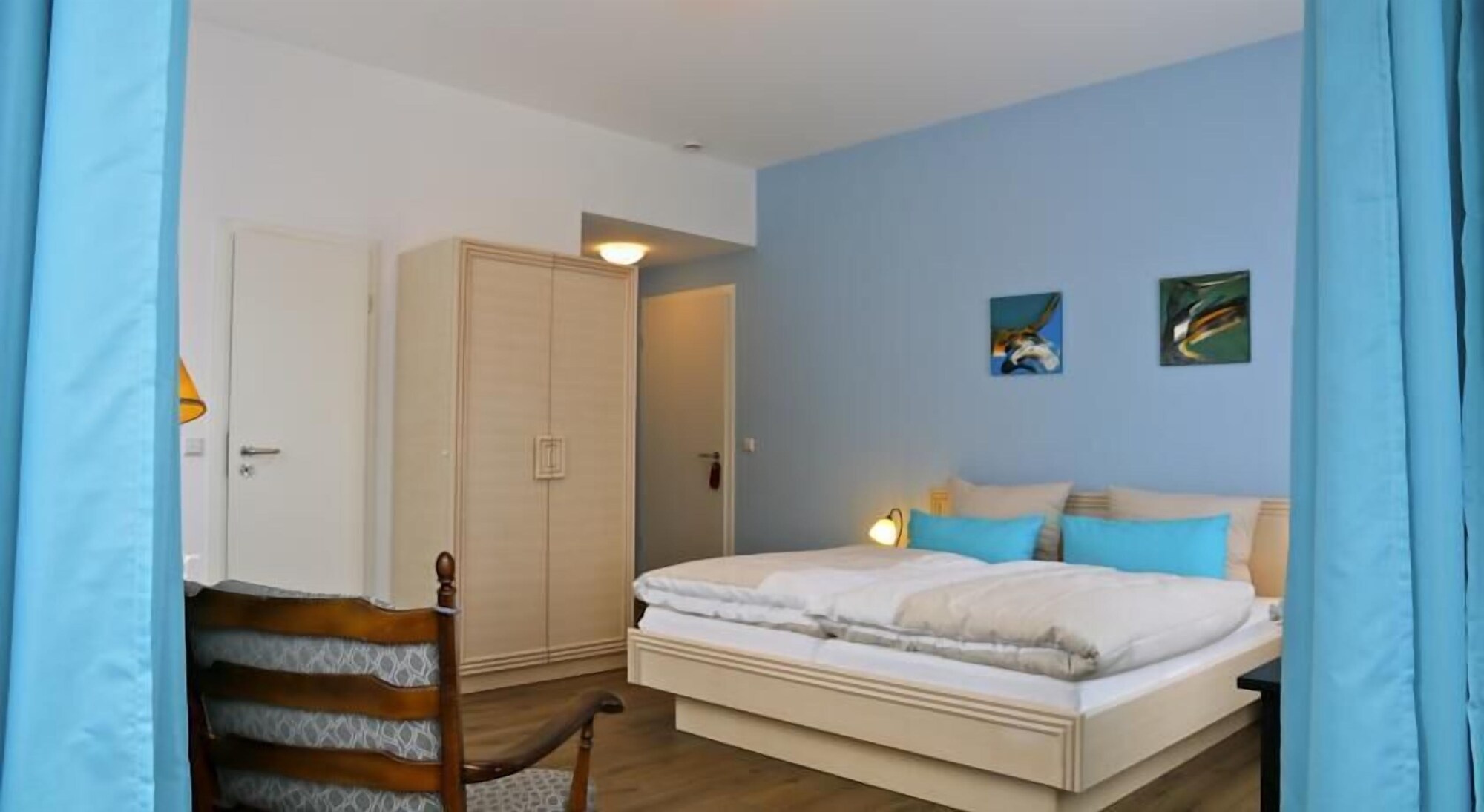 ROOM, QUADRUPLE