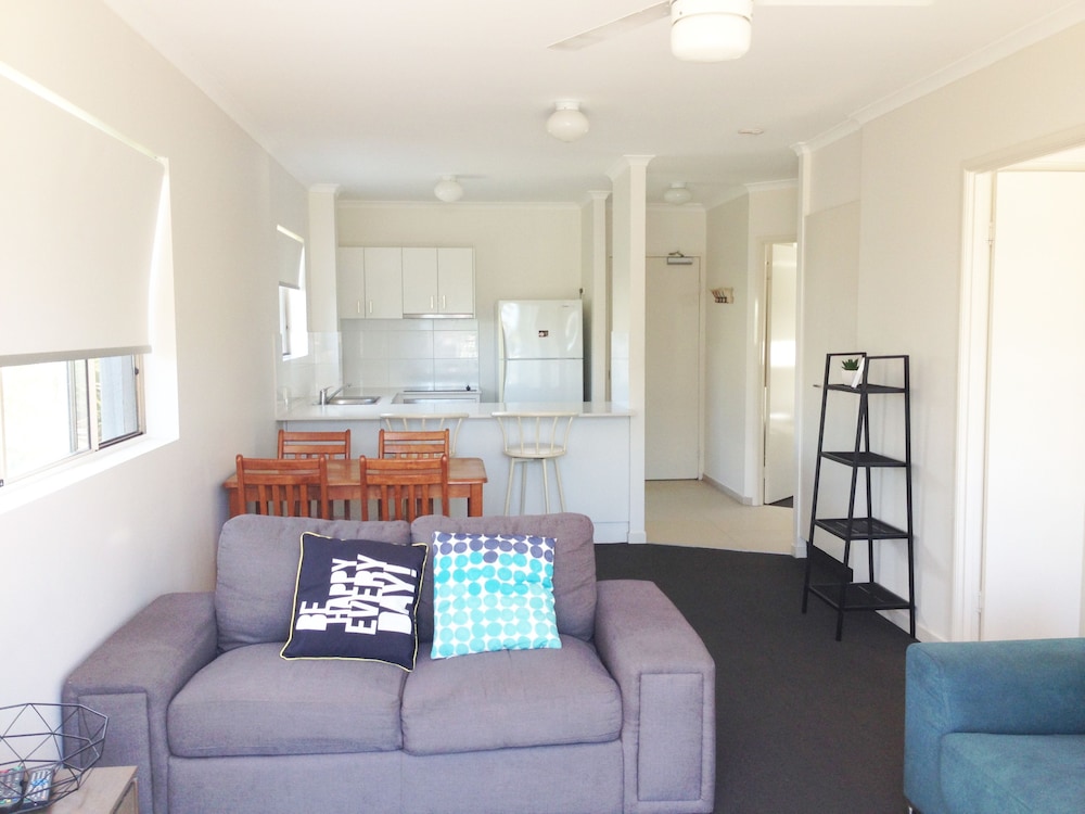 SURFERS RIVERSIDE APARTMENTS 19/43