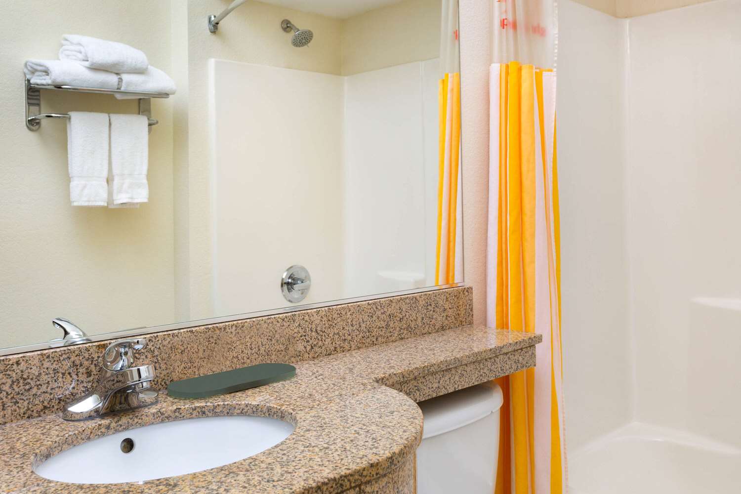 La Quinta Inn & Suites by Wyndham Tulare 38/40