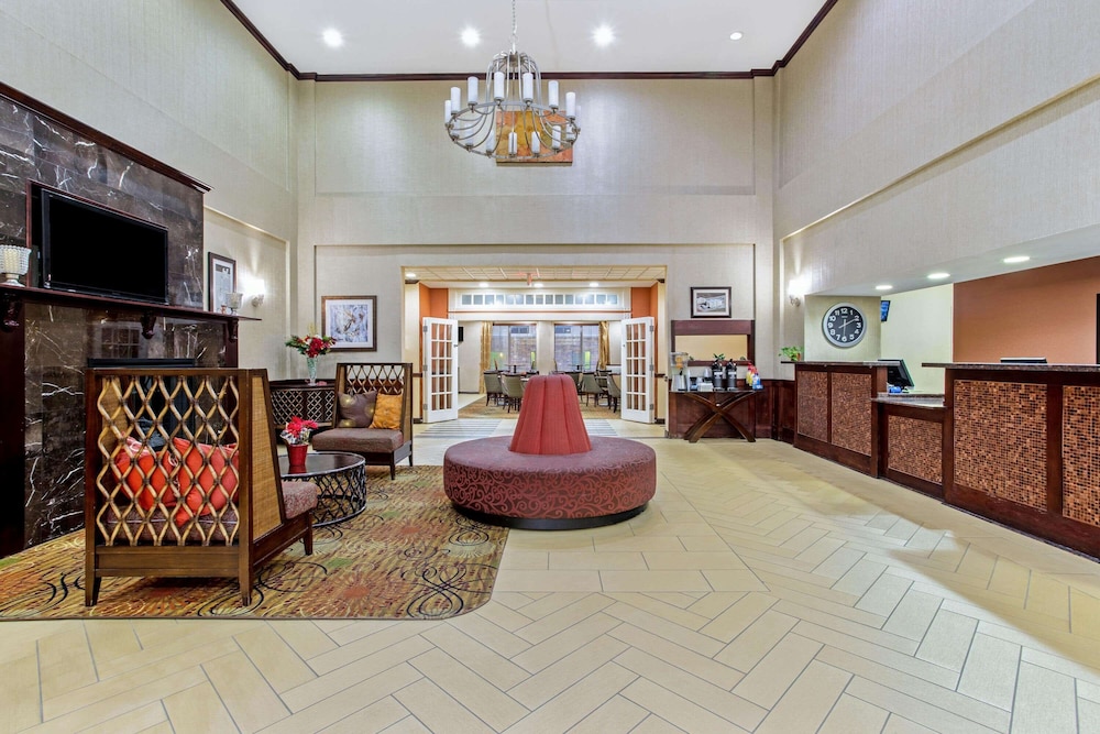 La Quinta Inn and Suites by Wyndham Ft. Worth - Burleson 7/53