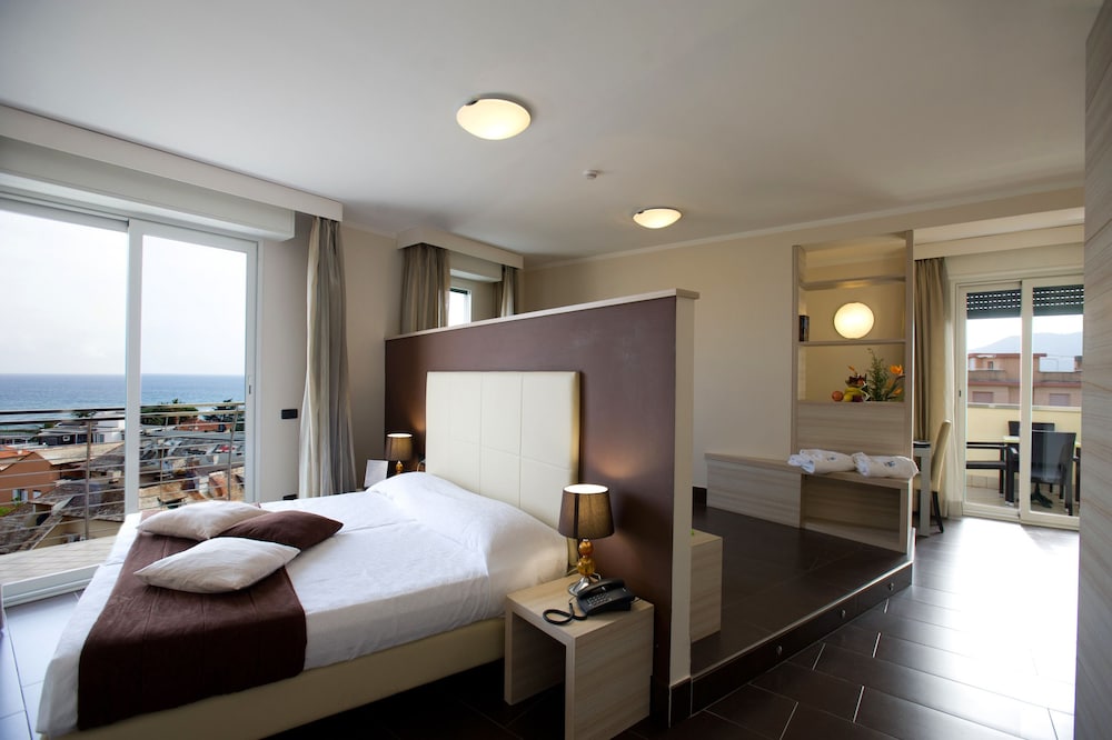 Hotel Excelsior 10/30