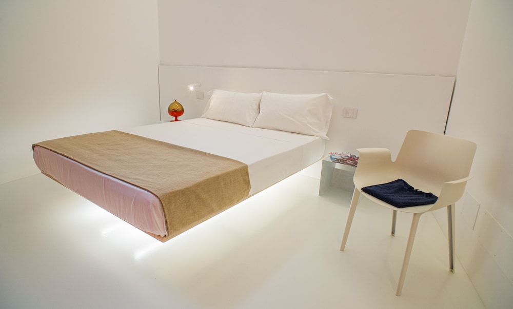 Five Place Design Suite & Apartments 27/58