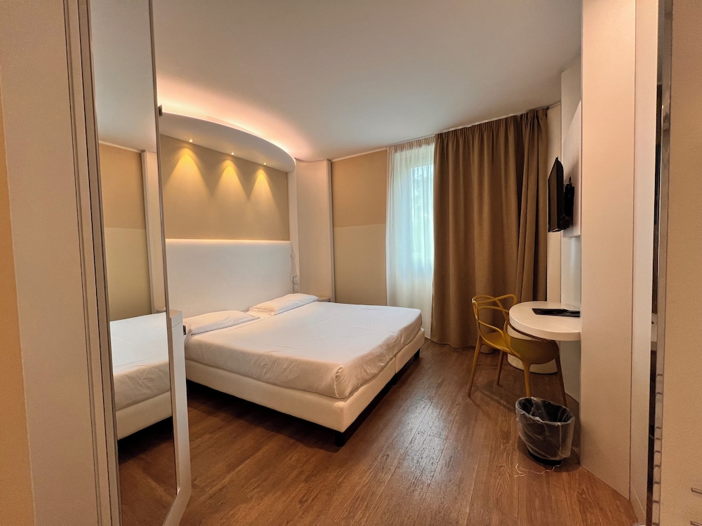 Ark Hotel 3/42