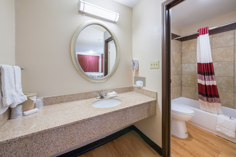 Red Roof Inn Columbus - Grove City 22/44