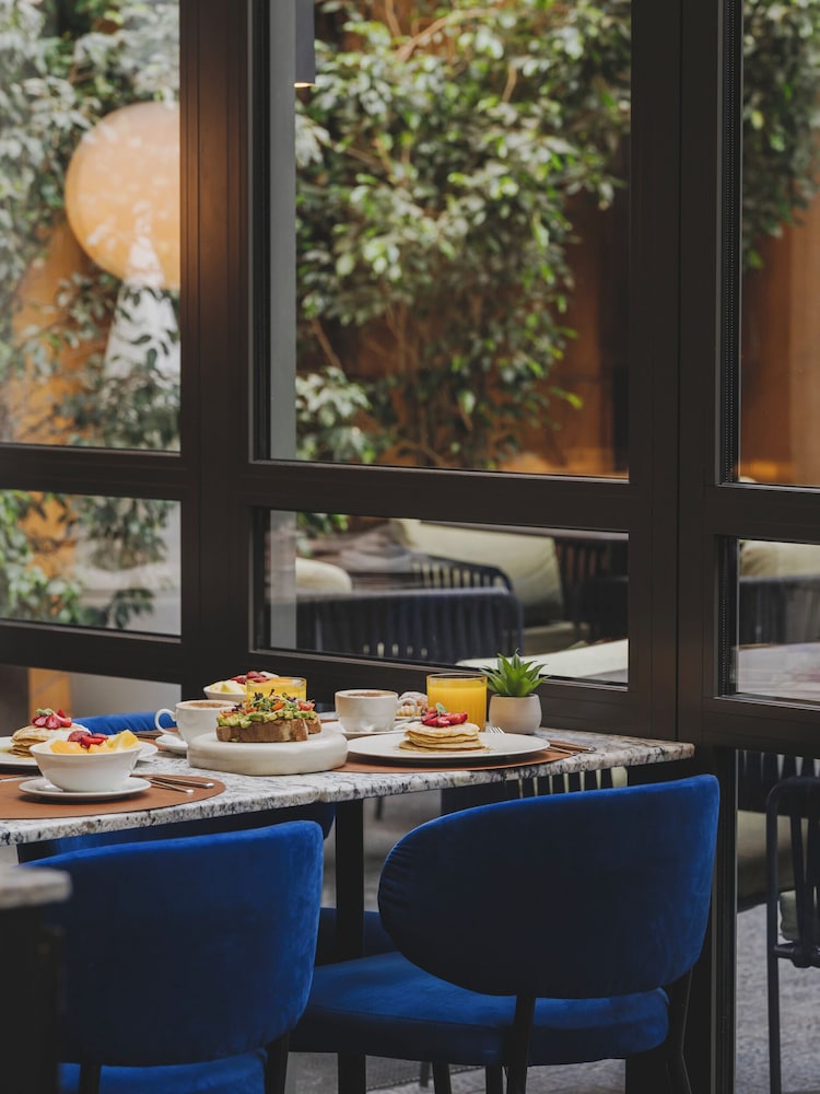 Gallery Hotel 64/75