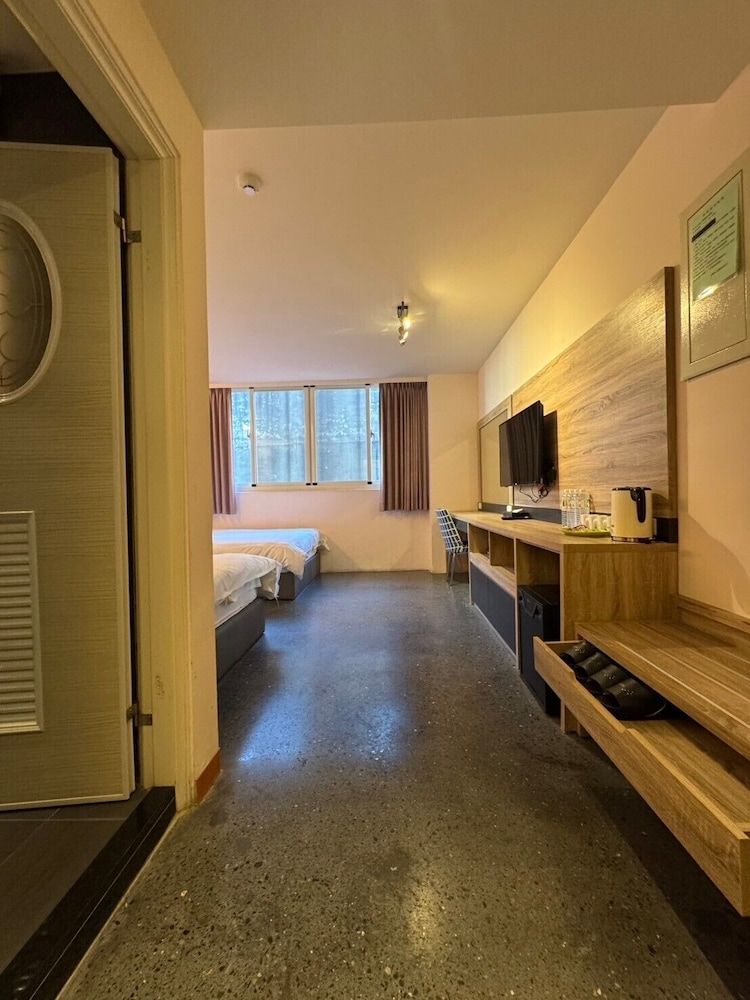 Travel Light Hotel 22/50