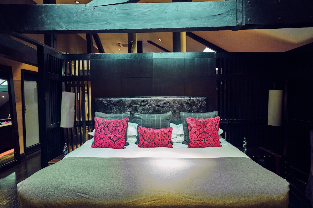 SIGNATURE, SUITE