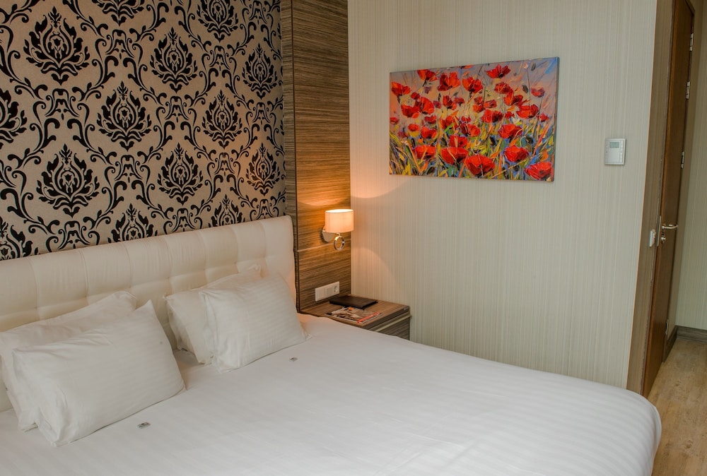 DELUXE, KING BED