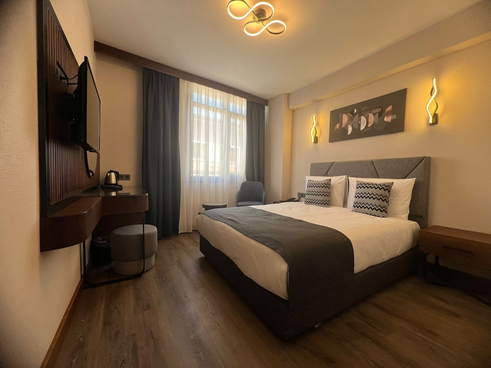 SUPERIOR, DOUBLE OR TWIN BED