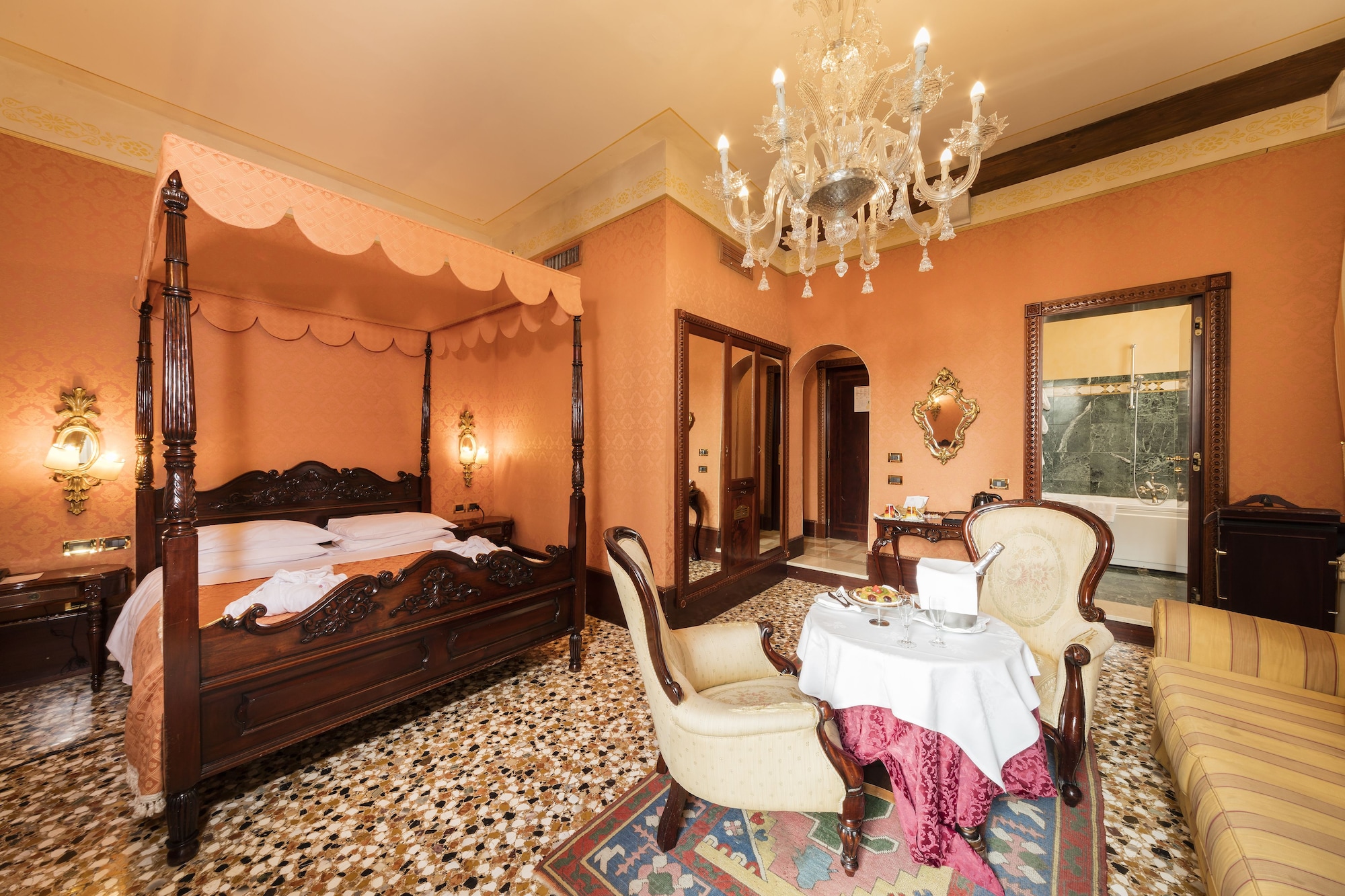 JUNIOR SUITE, QUEEN BED, CANAL VIEW