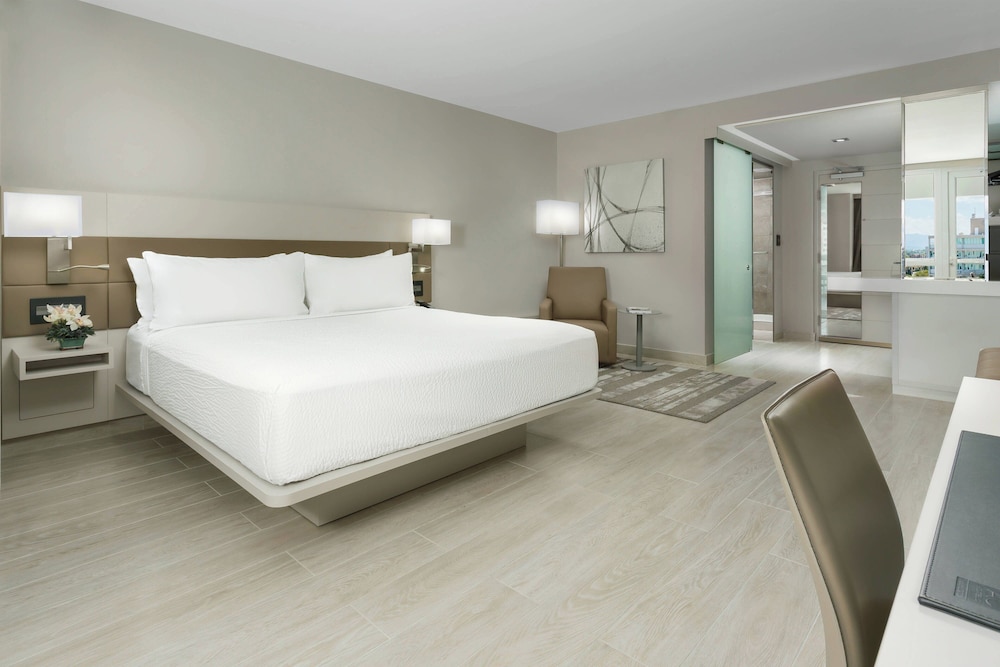 غرفة بسرير كينج بشرفة، Ac Hotel By Marriott San Juan Condado 2/4