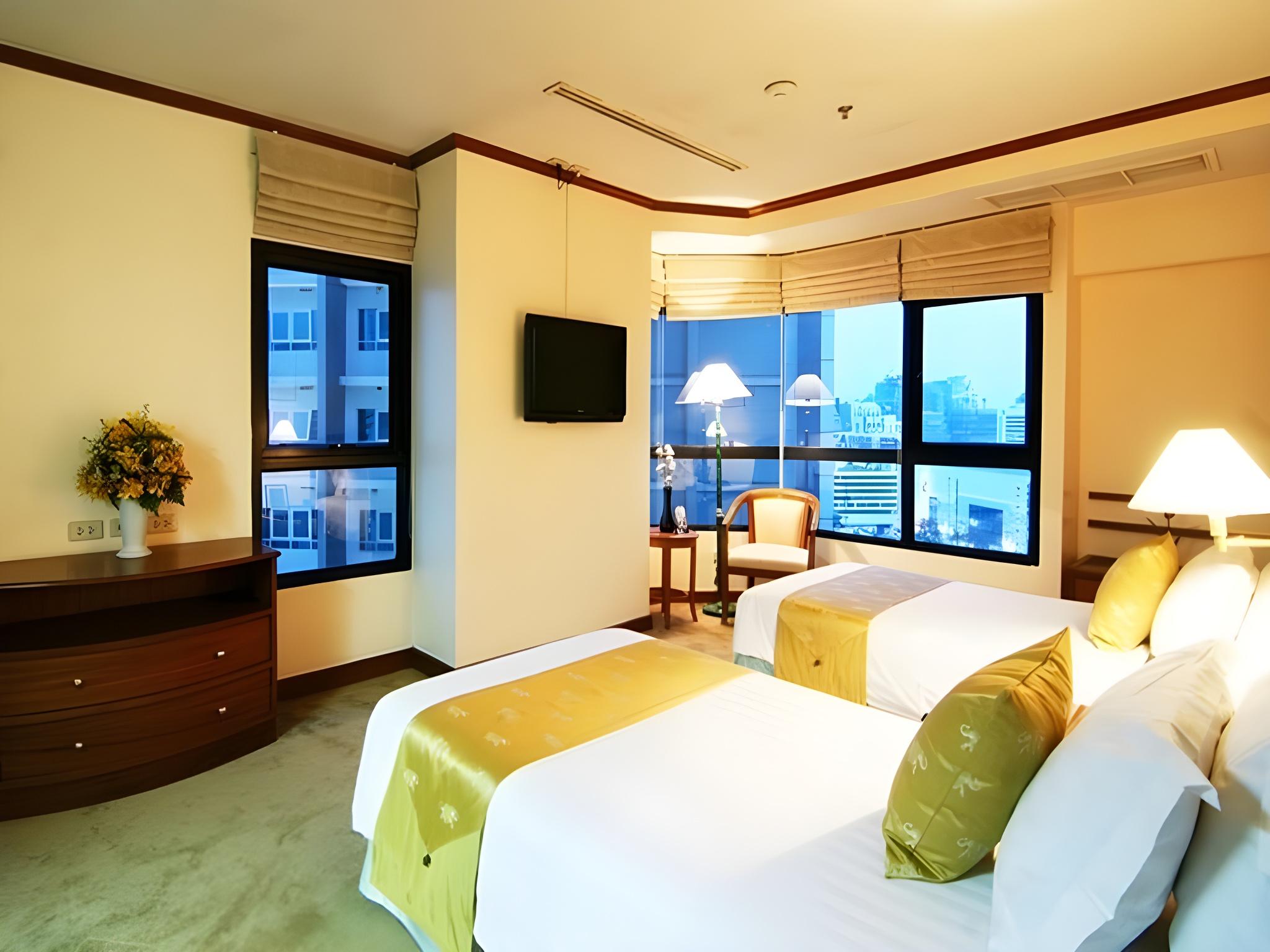1 Bedroom, Junior, King and Twin Beds