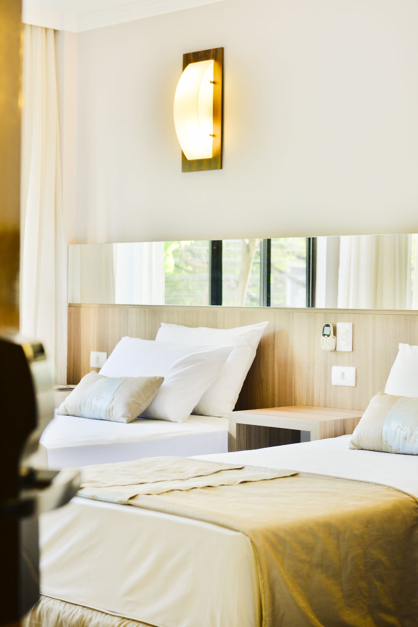 DELUXE, TWIN BEDS