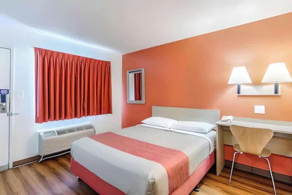 1 King Bed - Mobility Accessible RI Shower Nsmk
