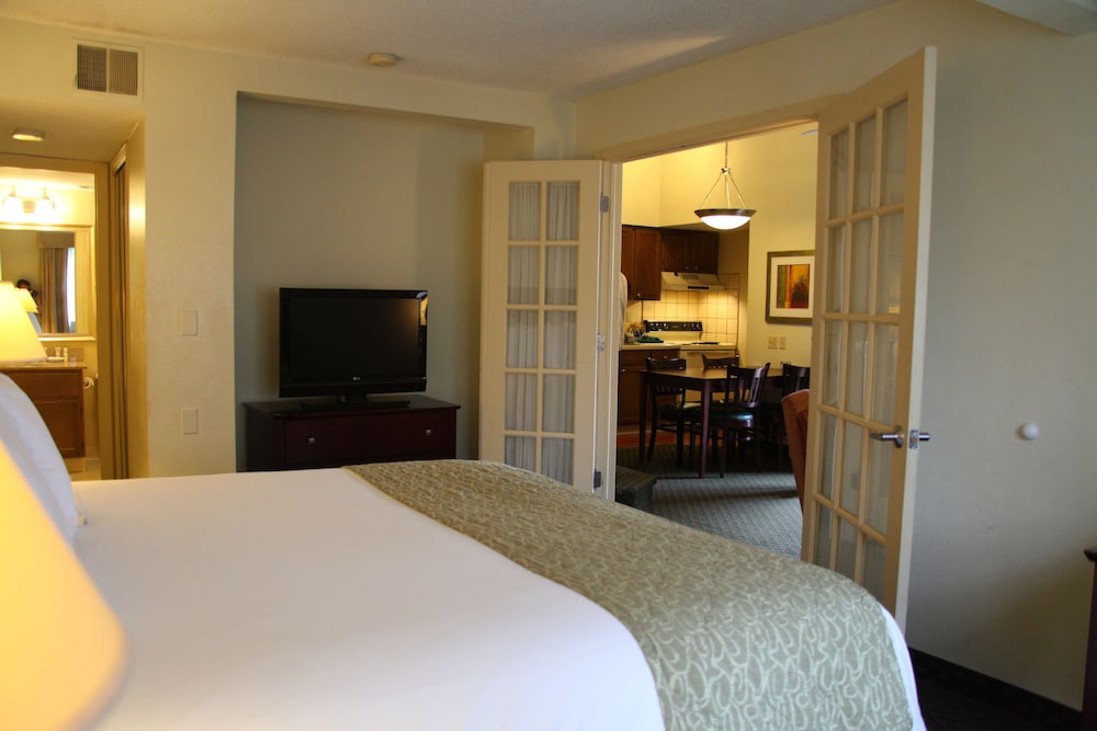 New Haven Village Suites 6/34