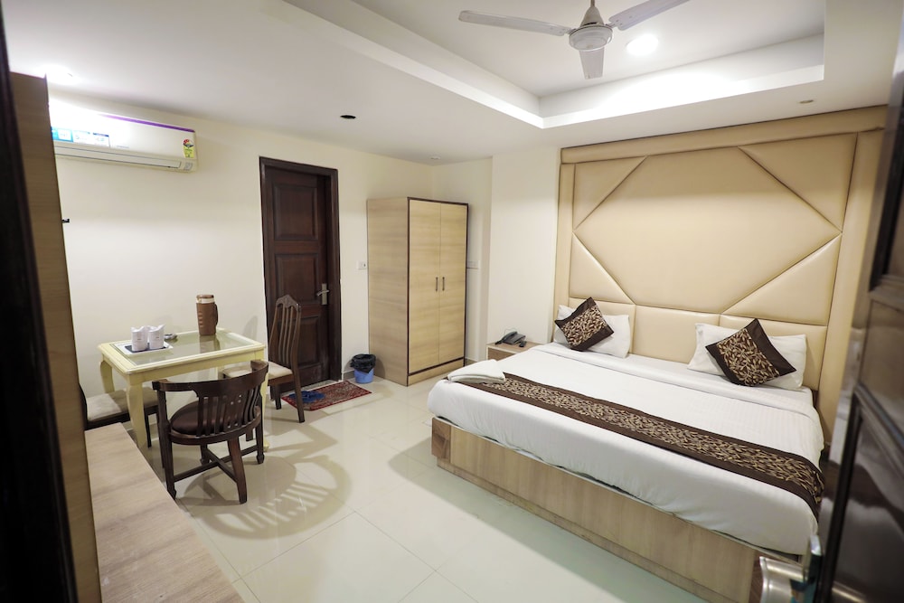 Hotel The Paramont Delhi 11/50