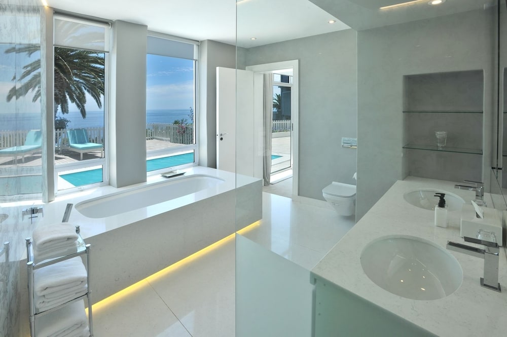 The Clarendon - Bantry Bay 49/50