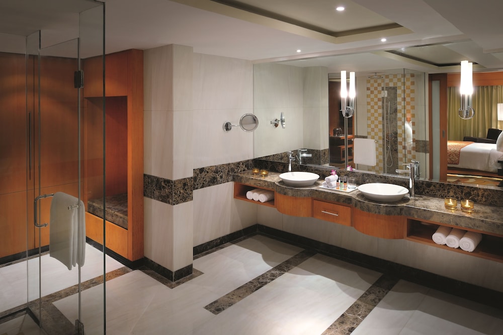 Gokulam Grand Hotel Spa 24/75