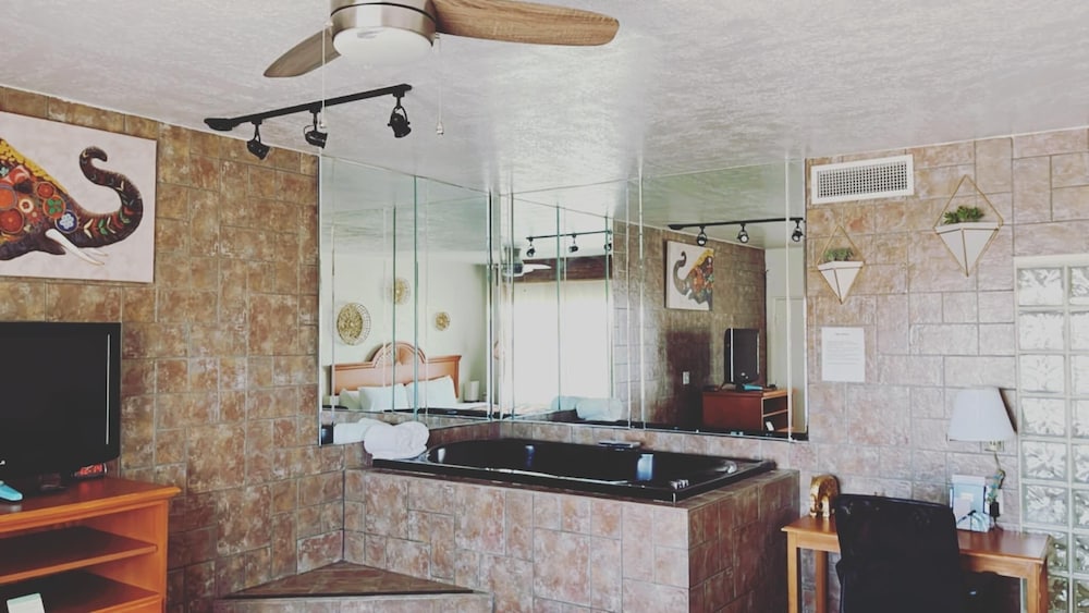 The Classic Desert Aire Hotel 24/34