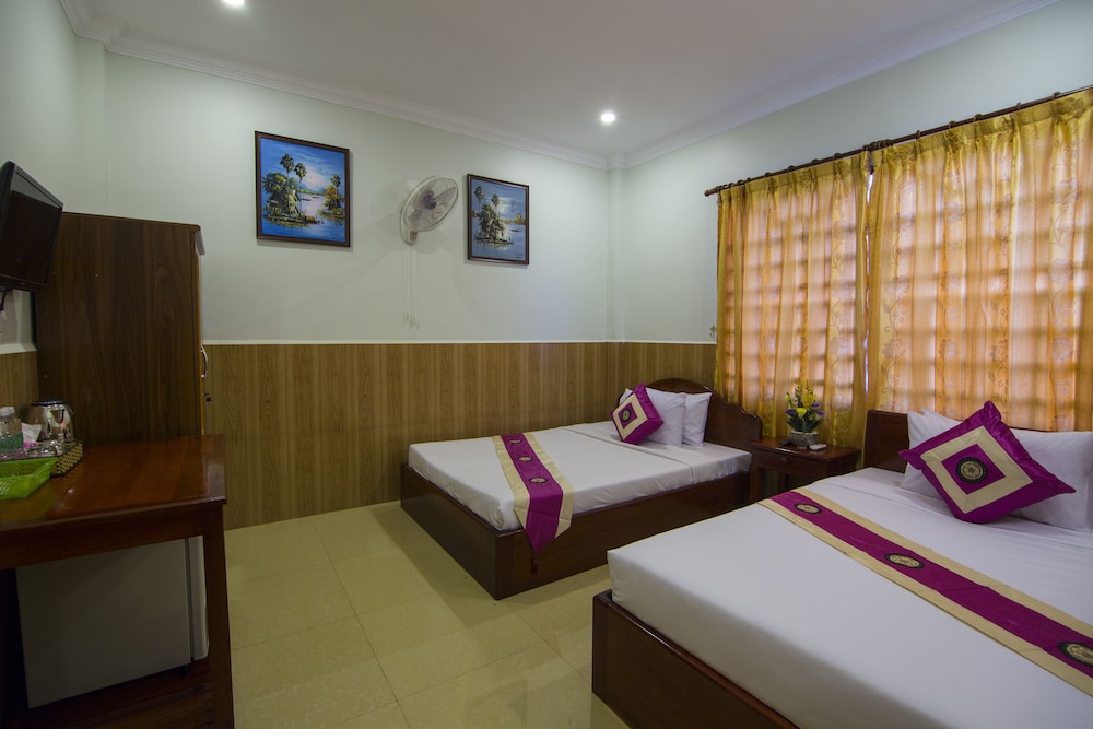 SUPERIOR, TWIN BEDS, CITY VIEW